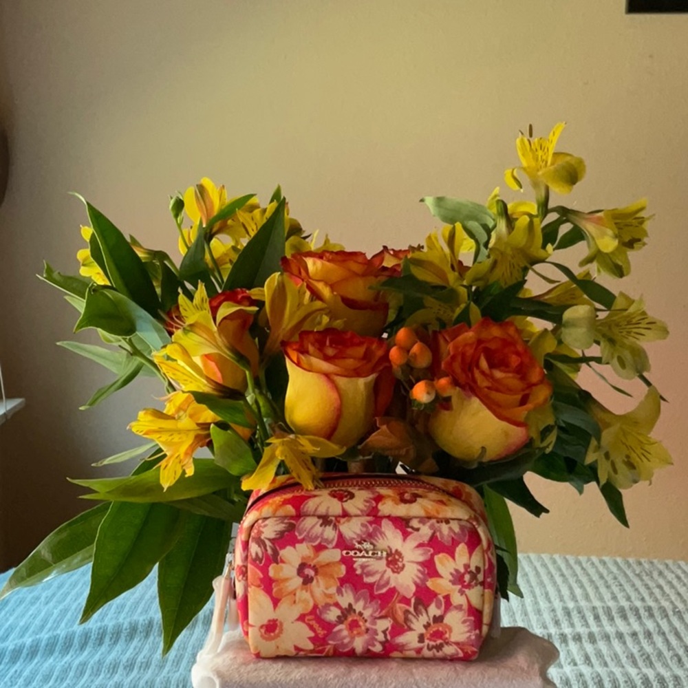 💐 COACH MINI COSMETIC CASE WITH DAISY PRINT 💐 - Picture 4 of 16
